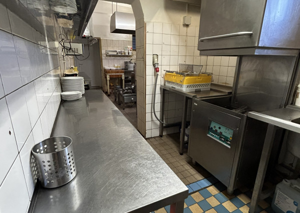 HOMreal.sk | Na predaj: zrekonštruovaná budova obchodu a služieb s 2-izbovým domom – ideálne spojenie podnikania a bývania