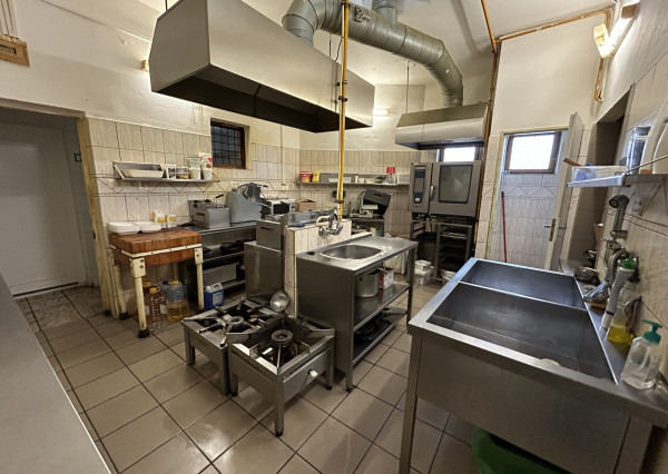 HOMreal.sk | Na predaj: zrekonštruovaná budova obchodu a služieb s 2-izbovým domom – ideálne spojenie podnikania a bývania