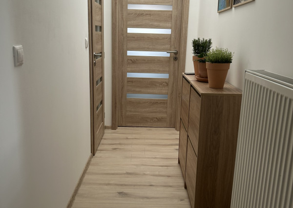 HOMreal.sk | Na predaj: zrekonštruovaná budova obchodu a služieb s 2-izbovým domom – ideálne spojenie podnikania a bývania